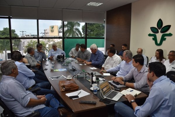 Governador de MT firma acordo com a Aprosoja MT de congelamento do valor do Fethab