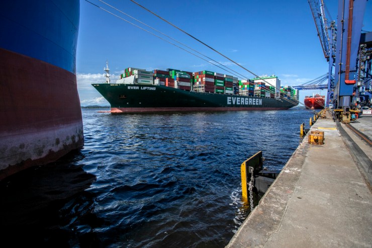 Balança comercial inicia novembro com superávit de US$ 1,8 bilhão e avanço nas exportações