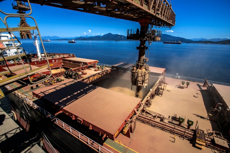 Exportações do Paraná somam US$ 2 bilhões em outubro e registram alta mesmo com barreiras externas