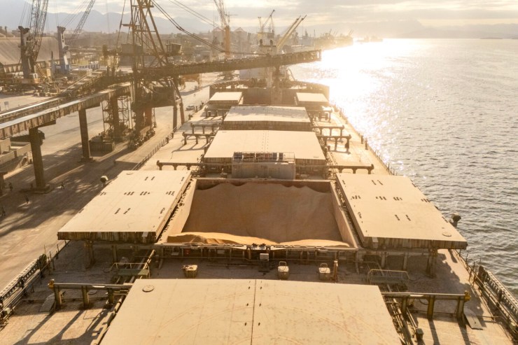 Aumento do calado impulsiona recorde histórico de embarque de milho em Paranaguá